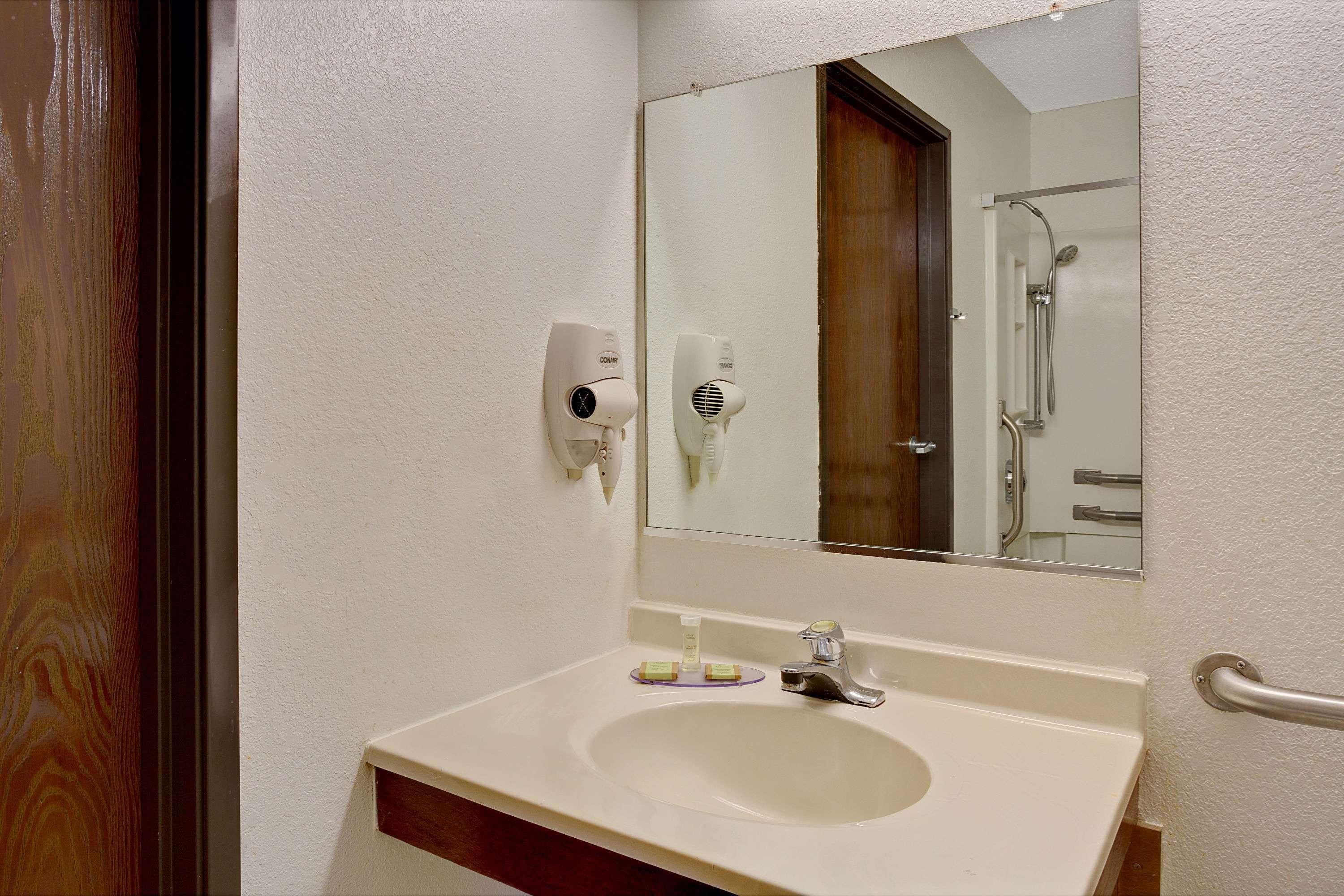Отель Super 8 By Wyndham Newport News/Jefferson Ave. Экстерьер фото