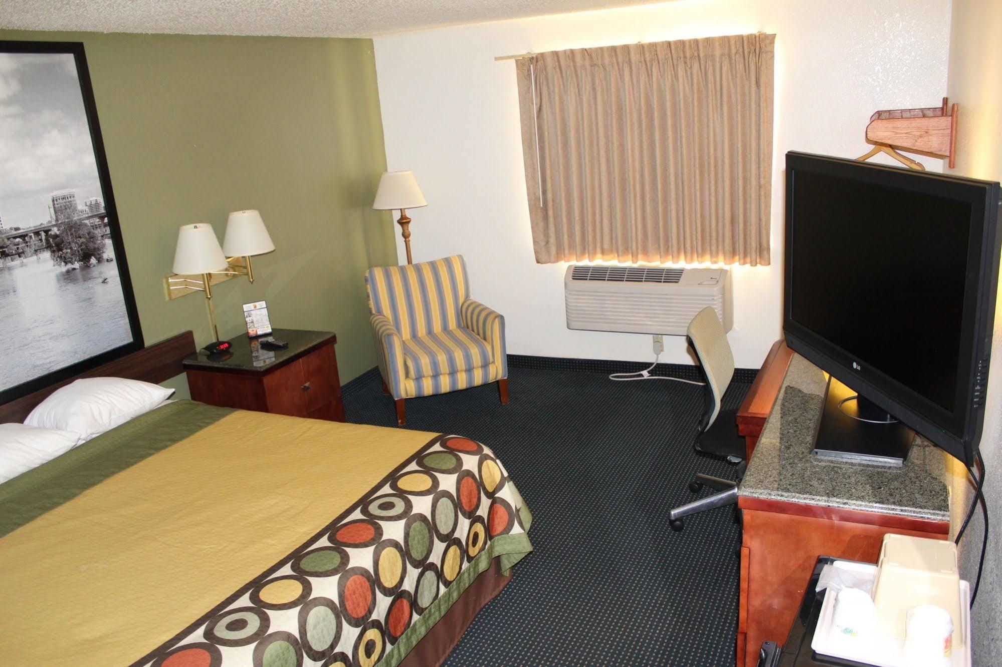 Отель Super 8 By Wyndham Newport News/Jefferson Ave. Экстерьер фото